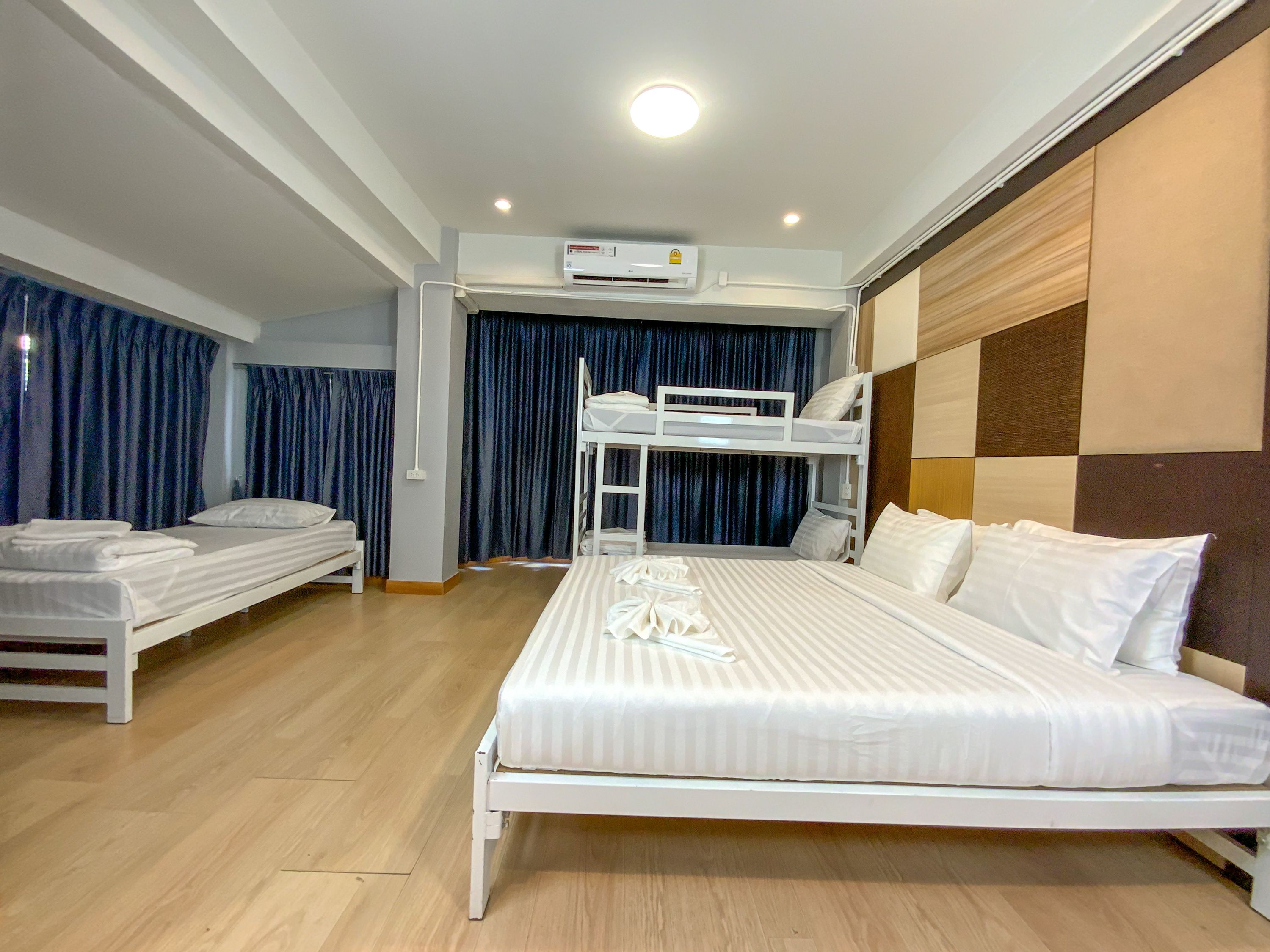 Family Bunk Bed + Single Bed — Family House 1